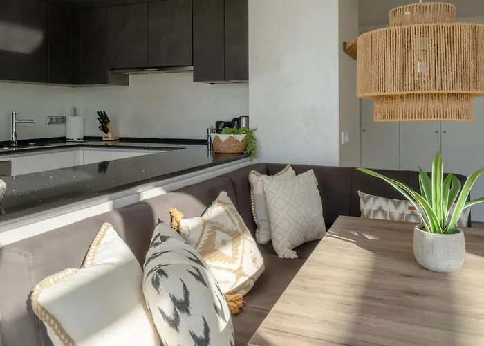 Stylish Boutique 2-bedroom Penthouse Near Apartment