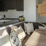 Stylish Boutique 2-bedroom Penthouse Near Διαμέρισμα