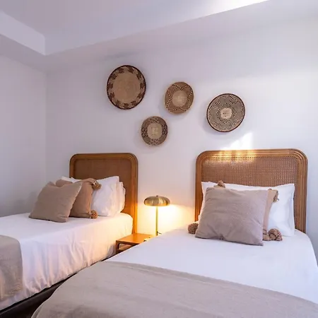 Stylish Boutique 2-bedroom Penthouse Near شقة إِستيبونا