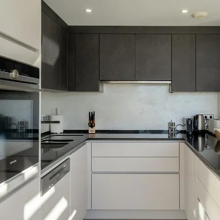 Apartment Stylish Boutique 2-bedroom Penthouse Near